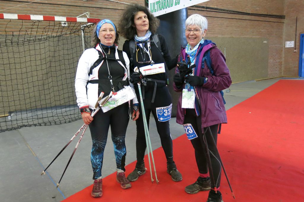 Arrivée de l'équipe "Les Déboussolées" : Delphine, Pierrette et Muriel du Bures 28 . Elles sont 38ème sur 41